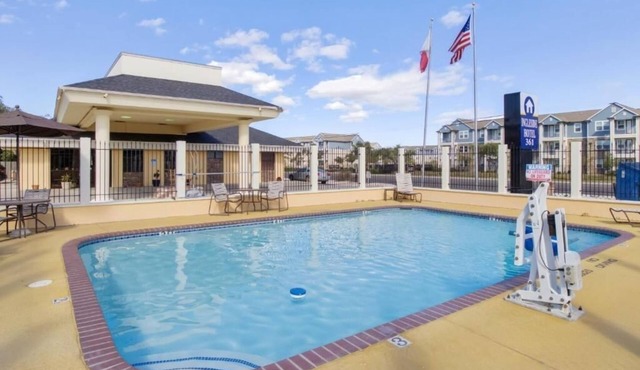 Stay Steps from Texas Aquarium + Outdoor Pool & Free Breakfast
