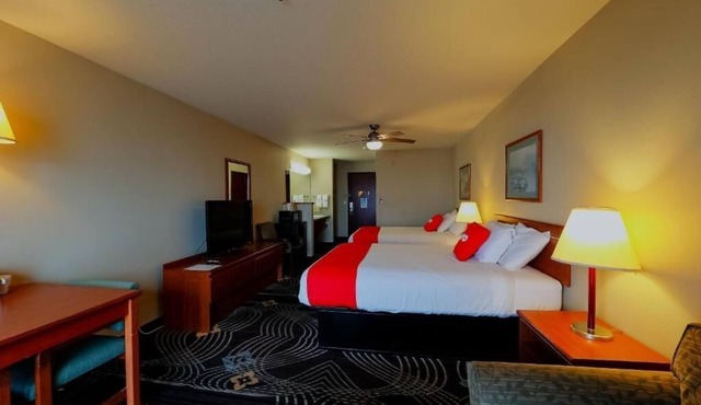 Stay Steps from the Coastline in Charming Bayview Room