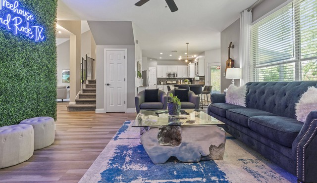 Stay @ the TREEHOUSE! 4 bedroom+game room+huge backyard