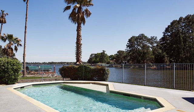 Stay together at BlueWalden waterfront, 5 ensuite bd/ba, pool/spa, NEW DOCK