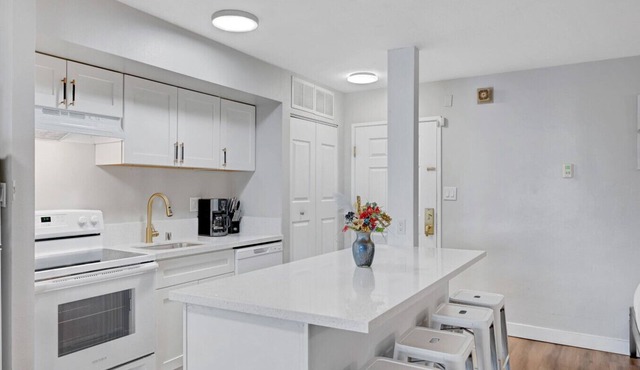 Stay Together on the Strip - 1 Bedroom Apartment with View