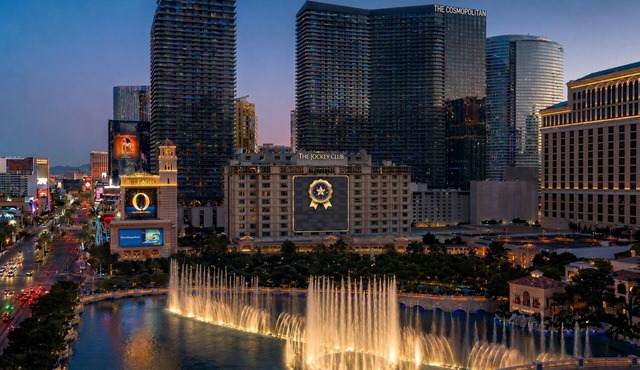 Stay Together Suites - Stylish Condominium, Sleeps 9, Center Strip - Jockey Club