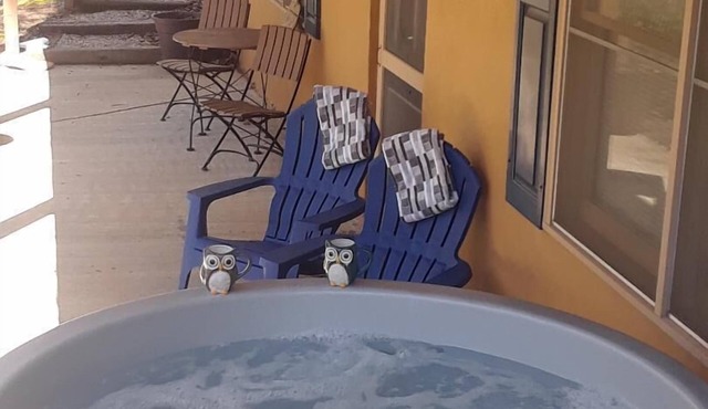 Stay w/confidence-Hot Tub 5 people-Fast WiFi-5 Star-longer stays welcome-Private
