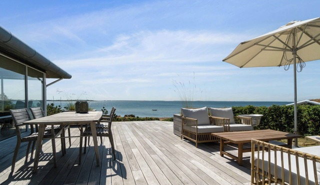 Stay with panoramic views on Hindsholm
