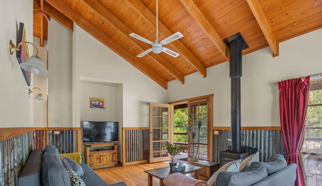 StayAU 2BR Serene Lakeside Haven