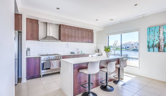 StayAU 5BR Idyllic Lakefront Escape Point Cook