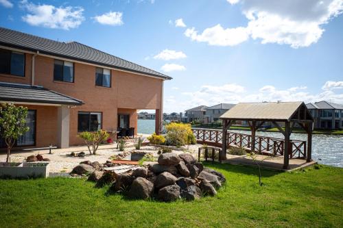 StayAU 5BR Idyllic Lakefront Escape Point Cook