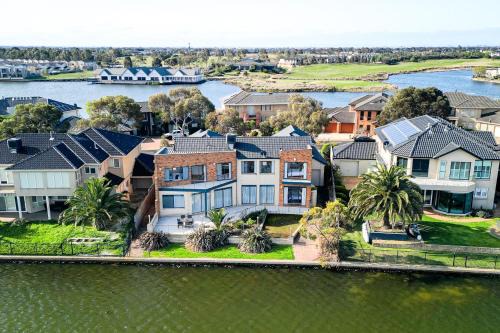 StayAU 6BR Deluxe Lakeview House Point Cook