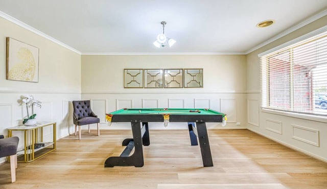 StayAU Comfortable House w/Pool Table & Backyard