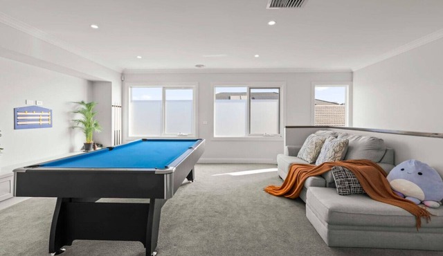 StayAU Contemporary 5BRM Families Home Point Cook