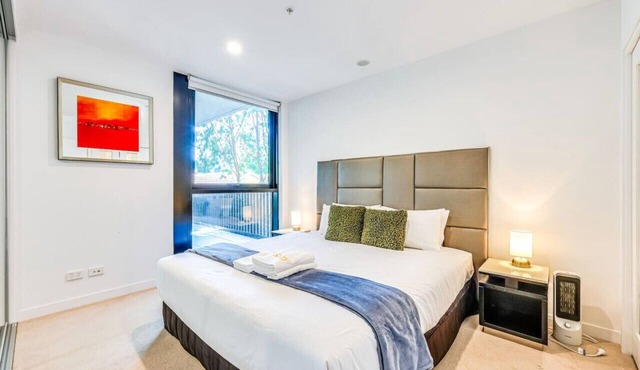 StayAU Convenient Apartment with Patio in Box Hill