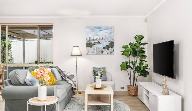 StayAU Cozy 3BR Suburban Retreat in Ingleburn