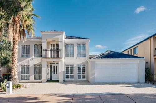 StayAU Family Group 6BR Oasis Sanctuary Lakeview