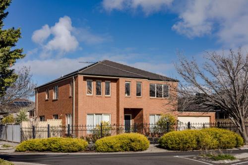 StayAU Family Home Comfort in Caroline Springs