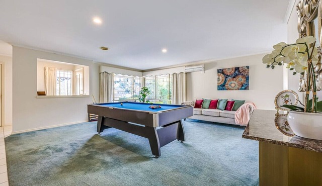 StayAU Family Retreat w/Pool Table in Cranbourne