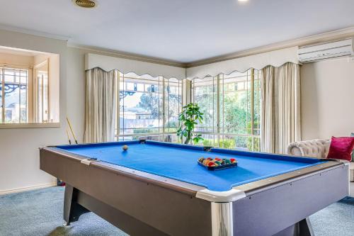 StayAU Family Retreat with Pool Table in Cranbourne