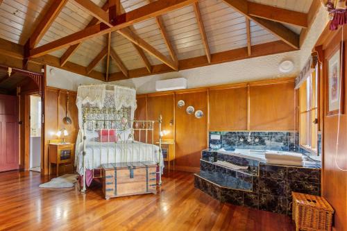 StayAU Ironbark Cottage Romantic Retreat Dandenong