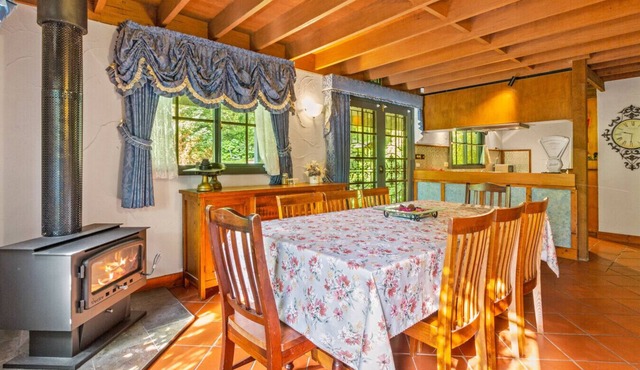 StayAU Luxury Candlewick Cottage in Dandenong