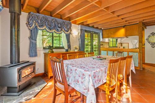 StayAU Luxury Candlewick Cottage in Dandenong