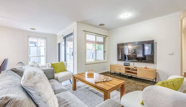 StayAU Newly 8 Beds Spacious Home in Derrimut