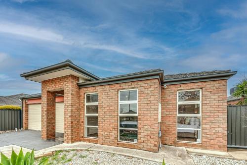 StayAU Newly 8 Beds Spacious Home in Derrimut