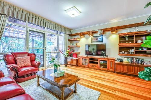 StayAU Pet-Friendly 4BR Retreat in Balwyn North