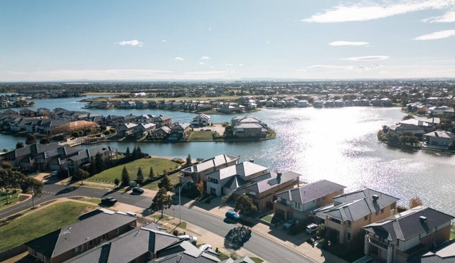 StayAU Spacious Stay Point Cook