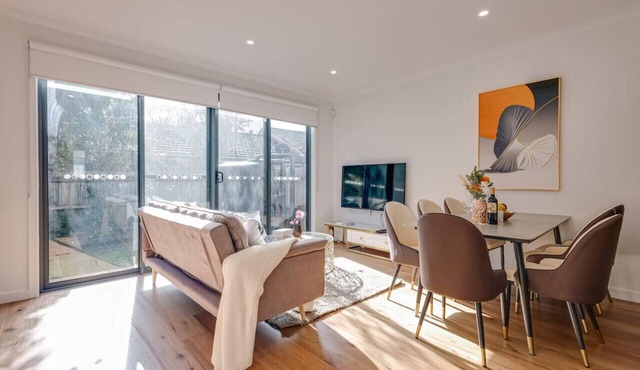 StayAU Stylish Spacious 4BR Home Ringwood