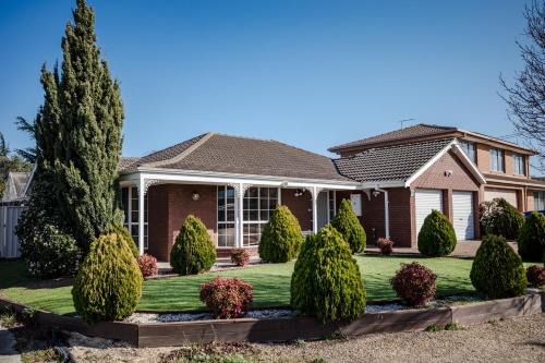 StayAU Tranquil 4BR Lakeside Retreat in Seabrook