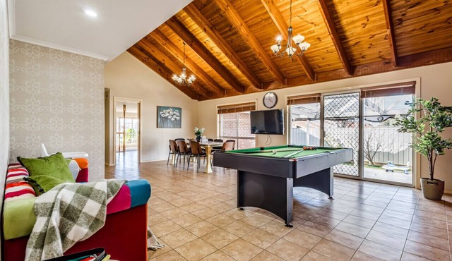 StayAU Tranquil 4BR Lakeside Retreat in Seabrook