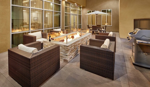 Staybridge Near Downtown Disney. Free Breakfast, Outdoor Pool!