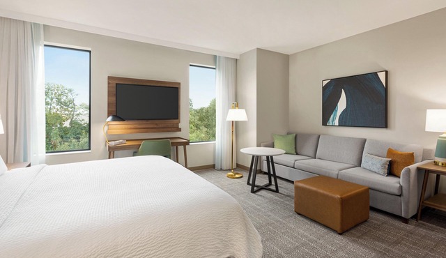 Staybridge Suites Montréal Airport - St-Laurent by IHG