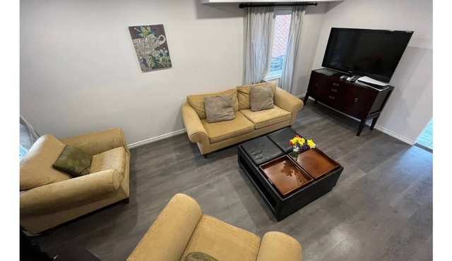 Staycation StoneyCreek- 3Bdrm-Hotub-BBQ-Lakeside-