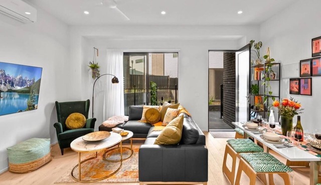 StayCentral - Boulevard Gardens (Coburg) - Sacramento Way, Coburg - 3 Bedrooms, 4 Beds, 2 Bathrooms, 2 secure undercover parking spots.