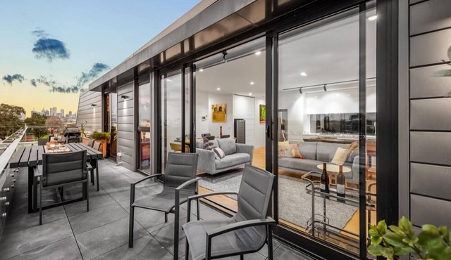 StayCentral - East Brunswick Penthouse with Study - Gamble Street, Brunswick East - 1 Bedrooms, 1 Beds, 2 Bathrooms, 1 secure undercover parking spot.