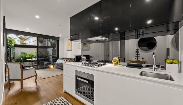 StayCentral - Hawthorn East Elegance with Study - Albert St, Hawthorn East - 2 Bedrooms, 2 Beds, 2 Bathrooms, 2 parking spots.