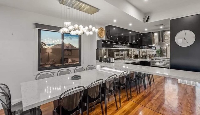 StayCentral - Moonee Ponds Penthouse - Mount Alexander Rd, Moonee Ponds - 3 Bedrooms, 4 Beds, 2 Bathrooms, 2 secure undercover parking spot.