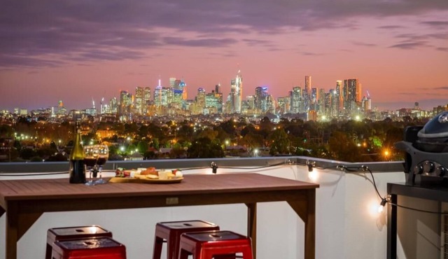 StayCentral - Northcote Townhouse with Study - Campbell Grove, Northcote - 2 Bedrooms, 3 Beds, 2 Bathrooms, 1 secure undercover parking spot.