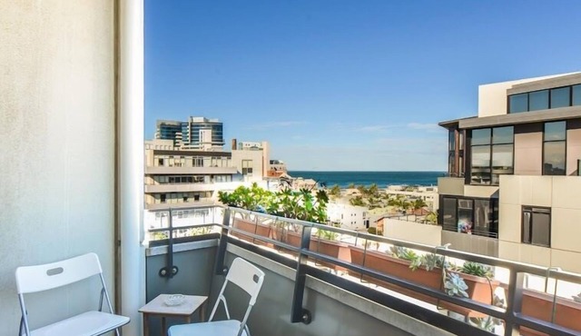StayCentral - Spacious Seaviews (Port Melbourne) - Bay Street Port Melbourne - 1 Bedroom, 1 Bed, 1 Bathroom, 1 secure parking spot.