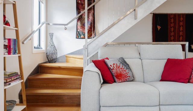 StayCentral - Thornbury Entertainer Townhouse - Clarendon St, Thornbury - 2 Bedrooms, 2 Beds, 2 Bathrooms, 1 secure undercover parking spot (extra parking on street & carpark next door with limited parking).