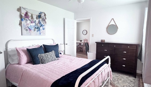 StayClose- 30+ days, pets, ground lvl, Queen apartment Rocky Court PINK