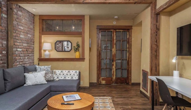 #StayinMyDistrict Sellwood+Cozy King Suite