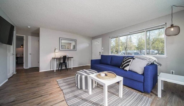 #StayInMyDistrict Vancouver Near Shopping & Dining