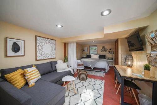 #StayInMyDistrict Woodlawn Eclectic -Walk to Dekum