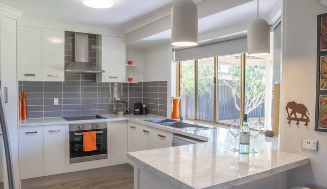 Stays With Ripley 3 Minutes Drive to Hospital and Beach Pet Friendly