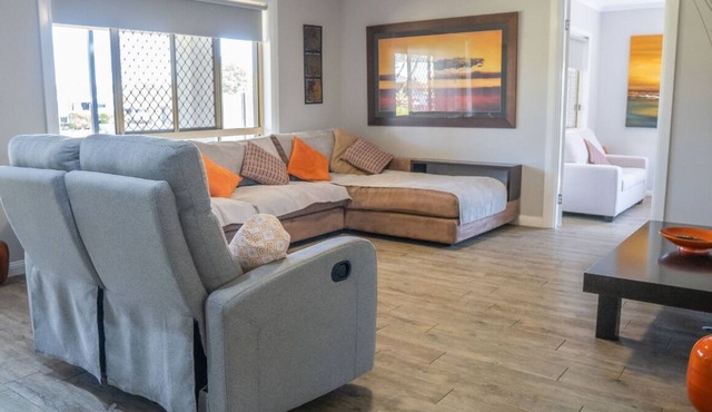 Stays with Ripley,n4bed, 2 bath pet friendly home only 3min drive to Hosp/beach!