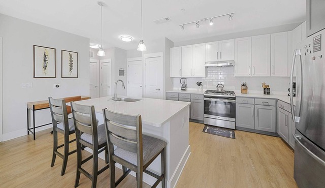 StaysByWalker 2BR Waverly - WiFi/King Beds/Gym