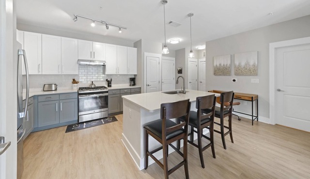 StaysByWalker 2BR Waverly - WiFi/King Beds/Gym