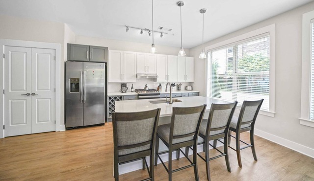 StaysByWalker 3BR Waverly - WiFi/King Beds/Gym ADA