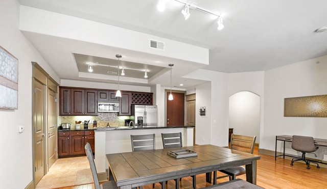 StaysByWalker SouthPark Lux 2BR -KingBeds/Pool/Gym